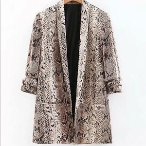 Dual Pocket Snakeskin Print Blazer